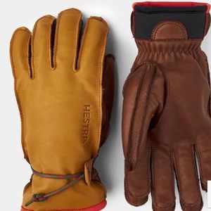 HESTRA JOHN GLOVE CORK. Crafted from treated lamb nappa in a pre-curved design,